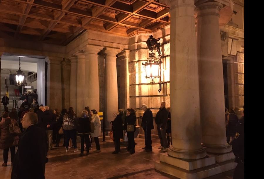 Fotos de las colas para firmar en el libro de condolencias dispuesto en el Salón de Cristal del Ayuntamiento de Valencia