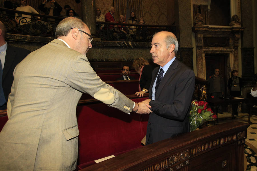 Fotos del Pleno extraordinario del Ayuntamiento de Valencia y del homenaje en el domicilio de Rita Barberá