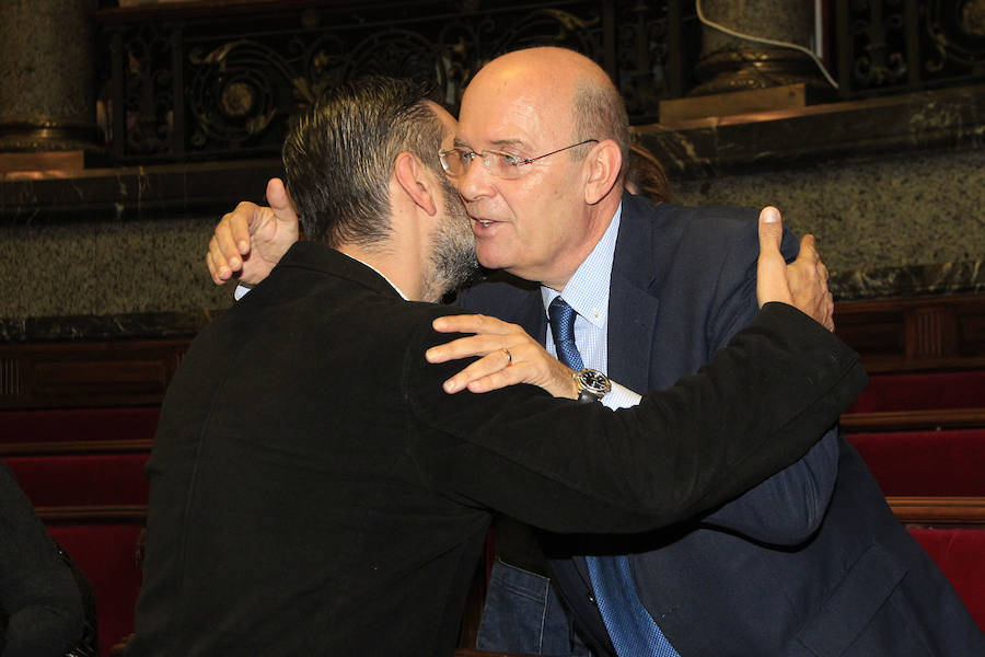 Fotos del Pleno extraordinario del Ayuntamiento de Valencia y del homenaje en el domicilio de Rita Barberá