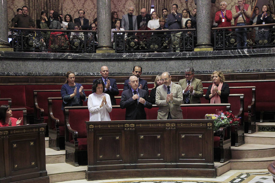 Fotos del Pleno extraordinario del Ayuntamiento de Valencia y del homenaje en el domicilio de Rita Barberá