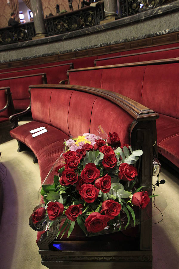 Fotos del Pleno extraordinario del Ayuntamiento de Valencia y del homenaje en el domicilio de Rita Barberá