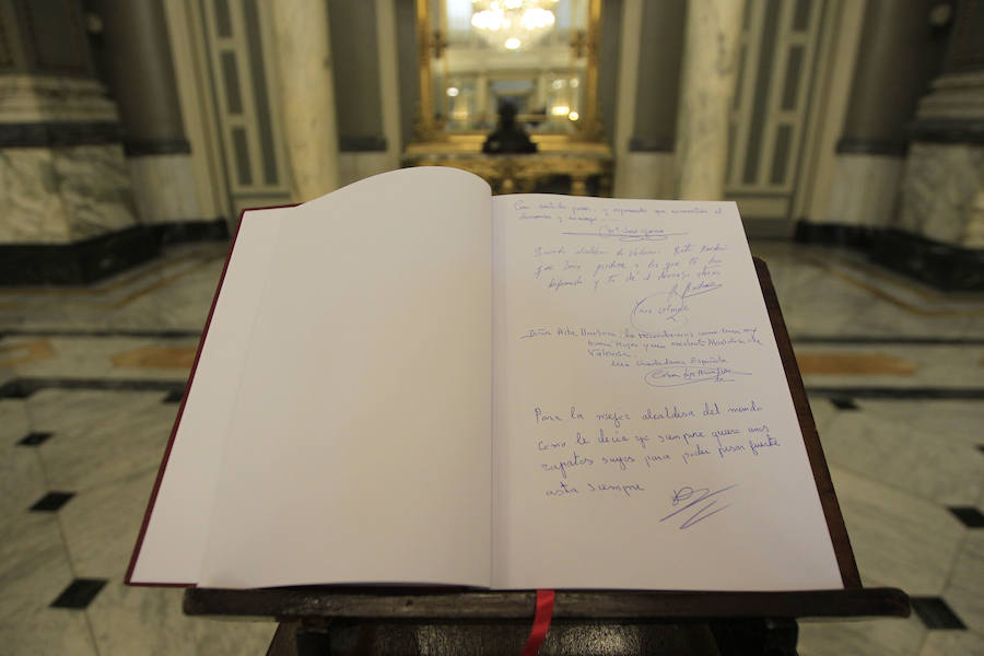 Fotos del Pleno extraordinario del Ayuntamiento de Valencia y del homenaje en el domicilio de Rita Barberá