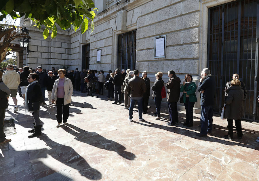 Fotos de las colas para firmar en el libro de condolencias dispuesto en el Salón de Cristal del Ayuntamiento de Valencia