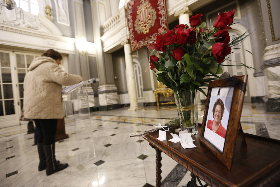 Fotos de las colas para firmar en el libro de condolencias dispuesto en el Salón de Cristal del Ayuntamiento de Valencia