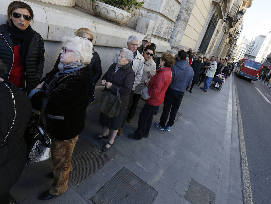 Fotos de las colas para firmar en el libro de condolencias dispuesto en el Salón de Cristal del Ayuntamiento de Valencia