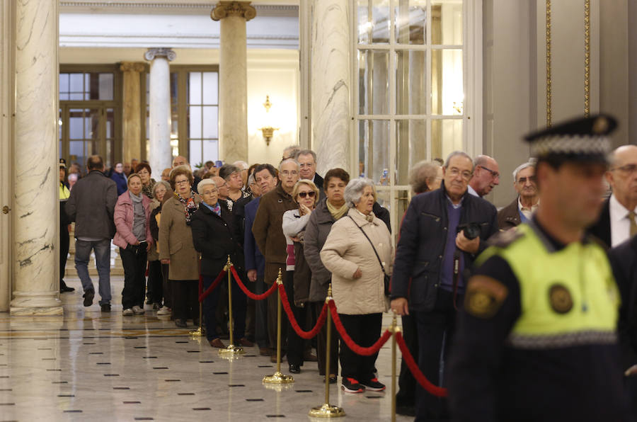 Fotos de las colas para firmar en el libro de condolencias dispuesto en el Salón de Cristal del Ayuntamiento de Valencia