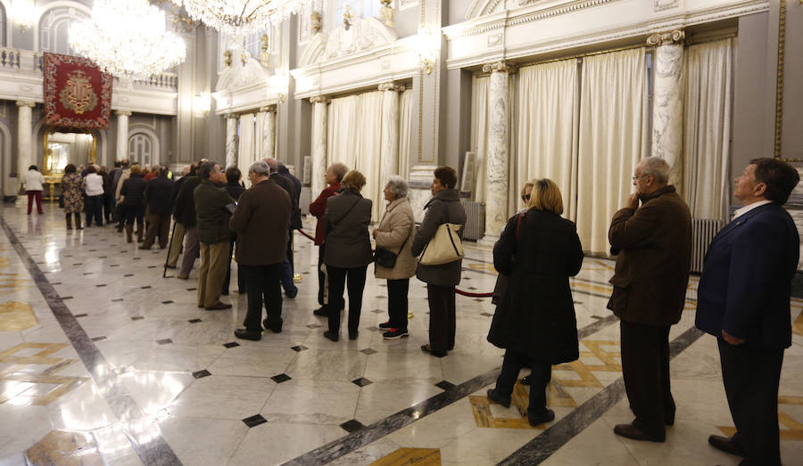 Fotos de las colas para firmar en el libro de condolencias dispuesto en el Salón de Cristal del Ayuntamiento de Valencia