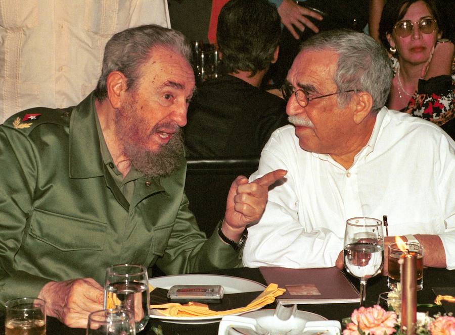 Una imagen de 2002 del líder cubano Fidel Castro conversando en La Habana con el escritor colombiano y premio nobel de literatura, Gabriel García Márquez.