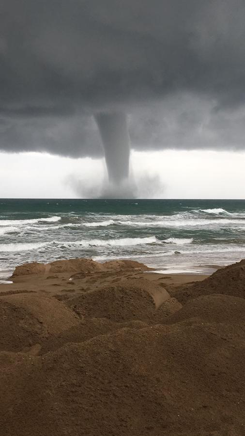 Fotos del tornado que se ha formado frente a Sueca y El Perelló