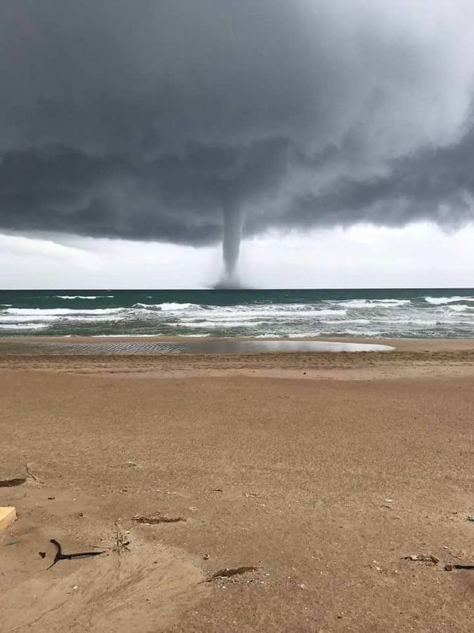Fotos del tornado que se ha formado frente a Sueca y El Perelló
