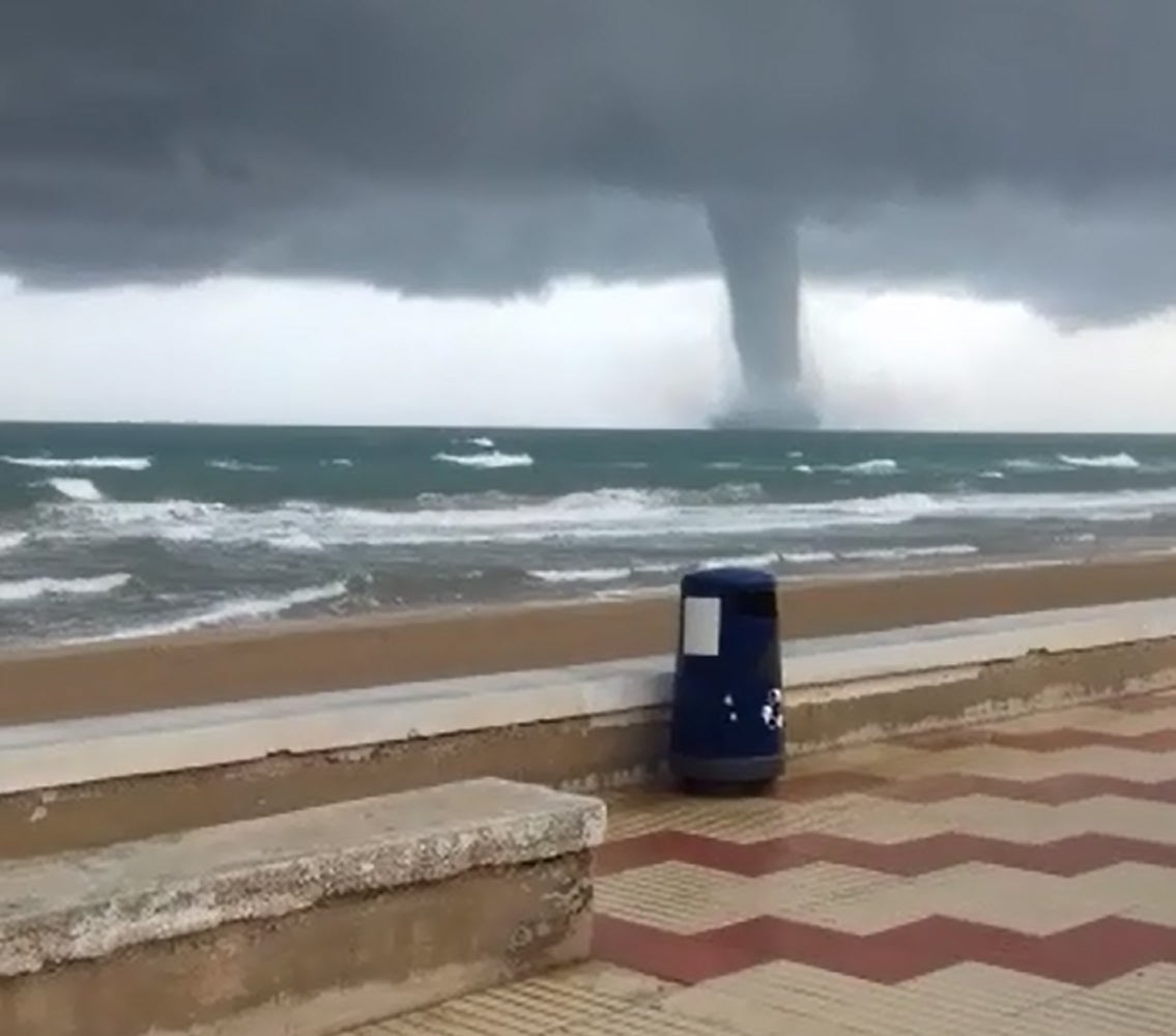 Fotos del tornado que se ha formado frente a Sueca y El Perelló