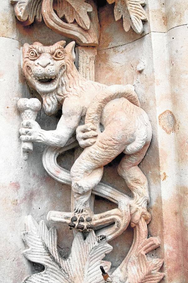 ¿Y ese helado de dos bolas?. Ahí está ese dragón dándose un capricho en la portalada de la catedral salmantina.