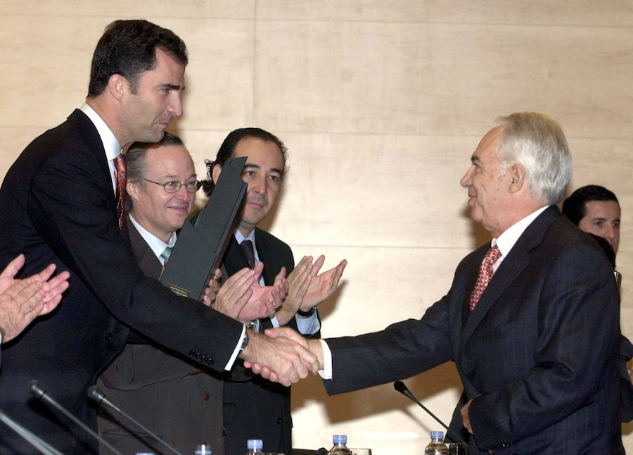 Lladró recibe un premio de manos del Rey Felipe VI, entonces Príncipe de Asturias. 