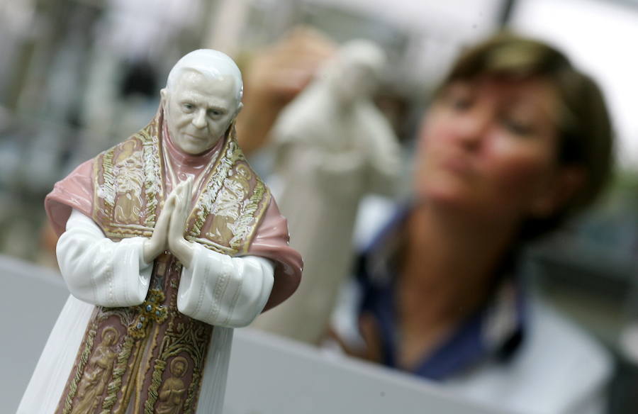 Figura del Papá Benedicto XVI hecha por Lladró. 