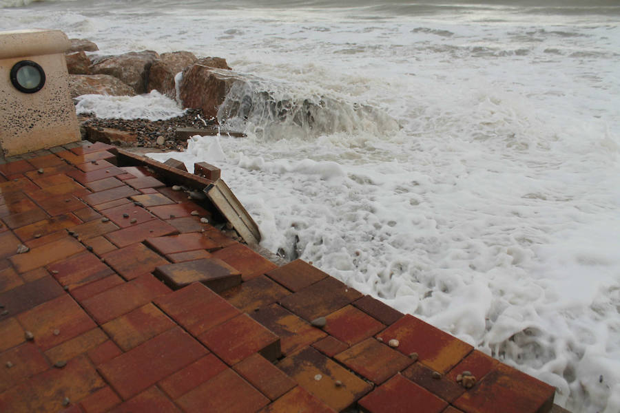 Fotos del paseo marítimo de Almenara tras la gota fría