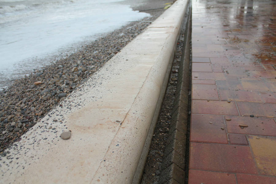 Fotos del paseo marítimo de Almenara tras la gota fría