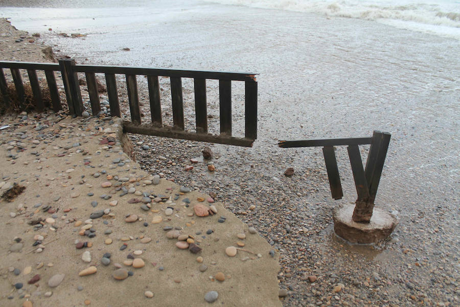 Fotos del paseo marítimo de Almenara tras la gota fría