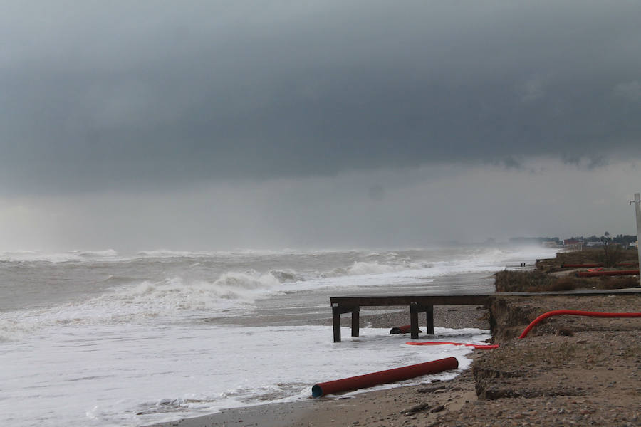 Fotos del paseo marítimo de Almenara tras la gota fría