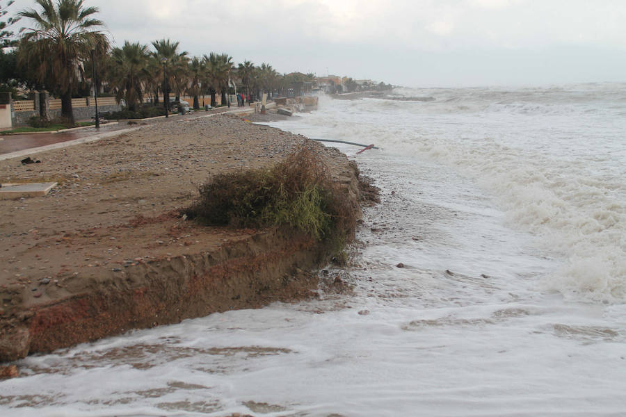 Fotos del paseo marítimo de Almenara tras la gota fría