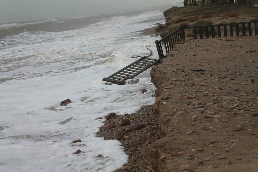 Fotos del paseo marítimo de Almenara tras la gota fría