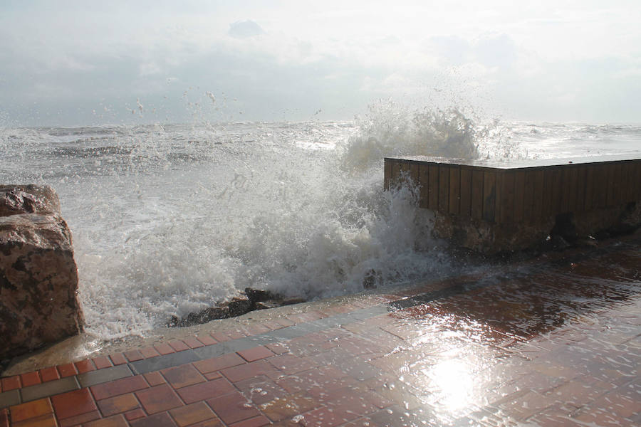 Fotos del paseo marítimo de Almenara tras la gota fría