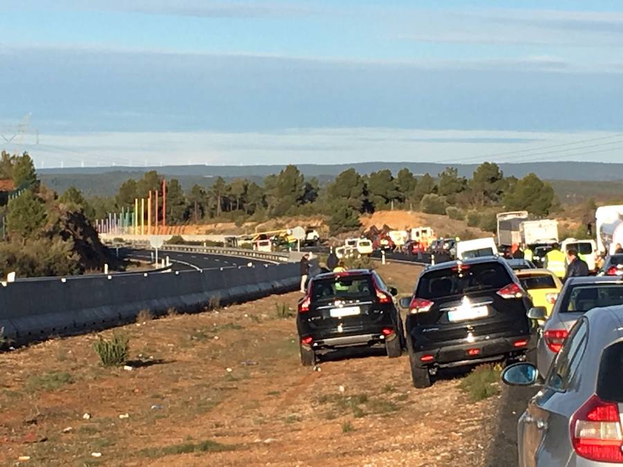 El accidente de un camión corta la A-3 en Villargordo del Cabriel