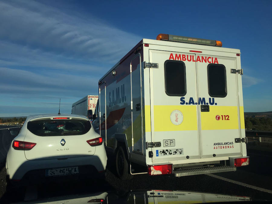 El accidente de un camión corta la A-3 en Villargordo del Cabriel