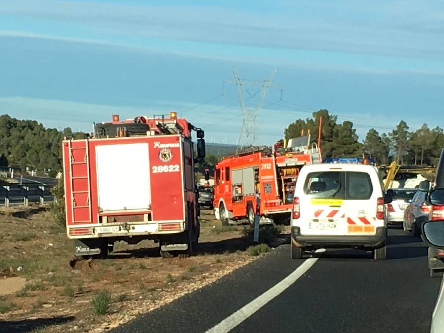 El accidente de un camión corta la A-3 en Villargordo del Cabriel