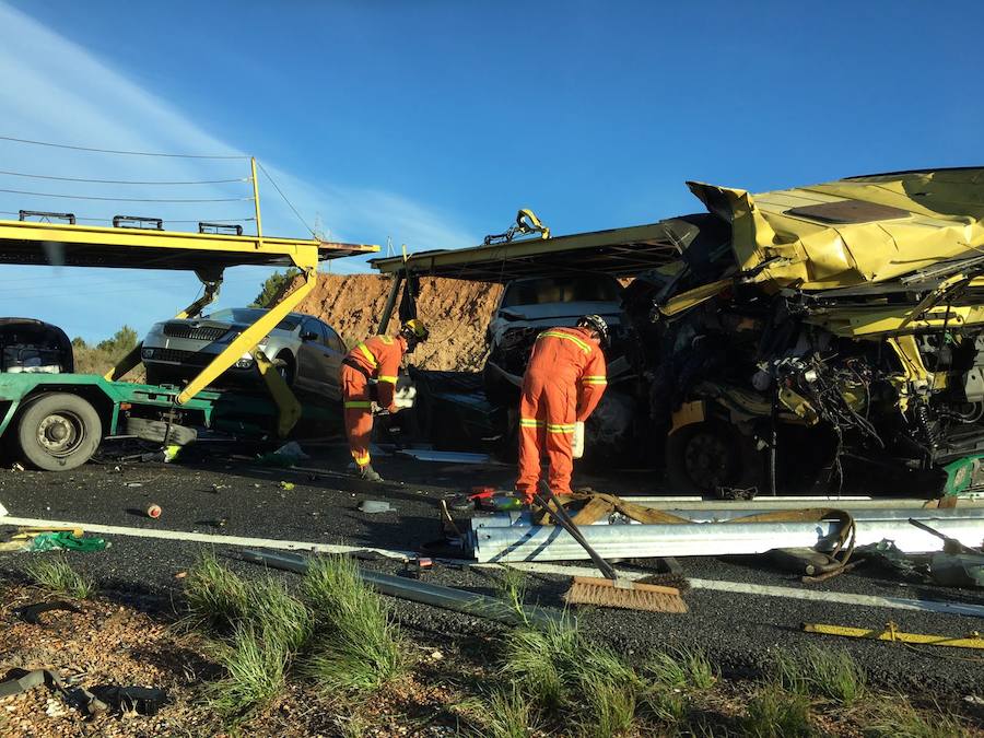 El accidente de un camión corta la A-3 en Villargordo del Cabriel