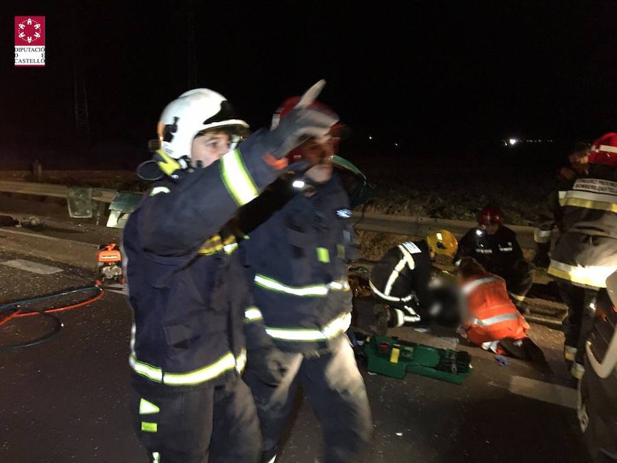 Trece heridos en un accidente entre una furgoneta, un camión y un coche en Torreblanca