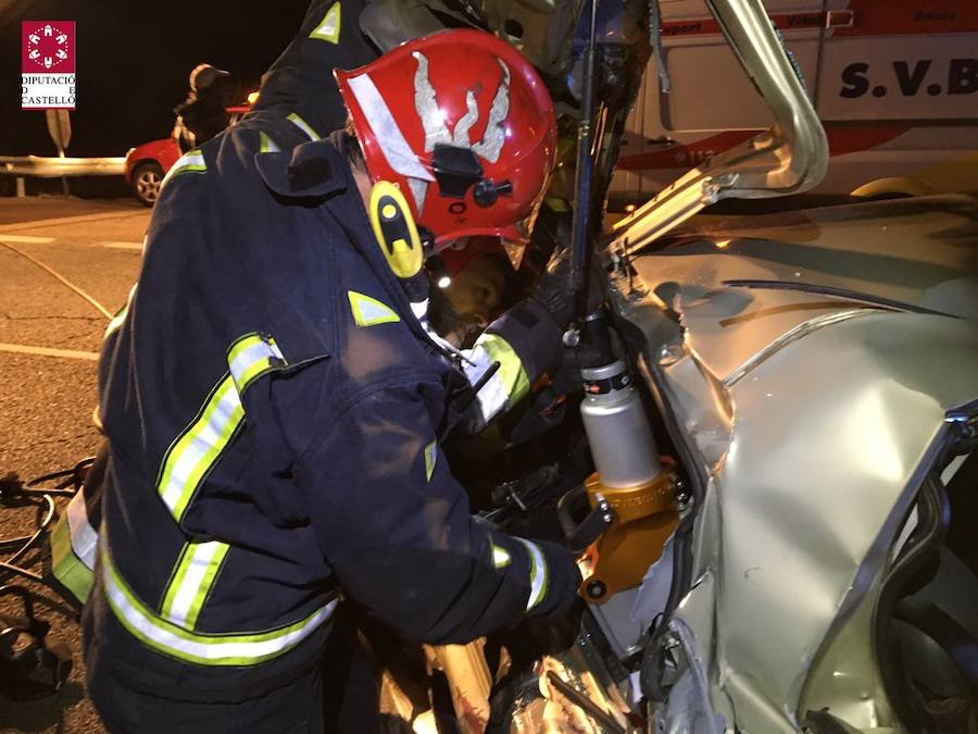 Trece heridos en un accidente entre una furgoneta, un camión y un coche en Torreblanca