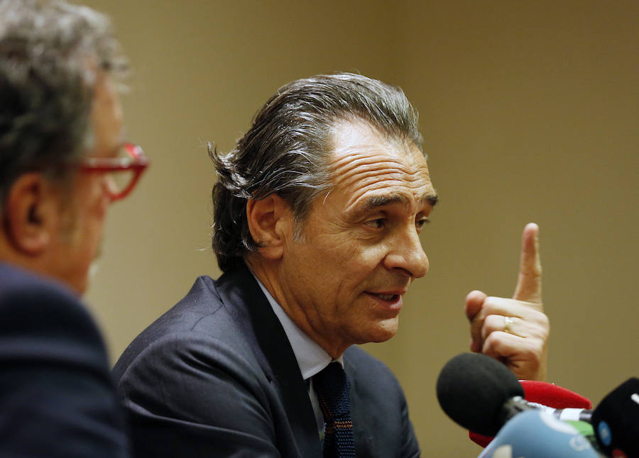 Fotos de la rueda de prensa de Cesare Prandelli tras su dimisión