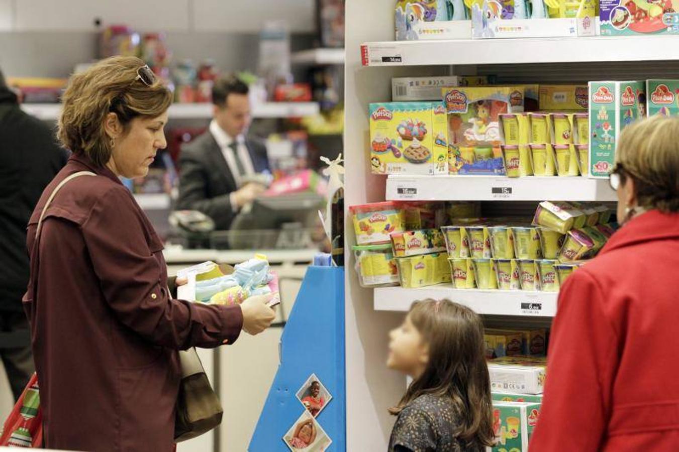 Los alicantinos apuran el tiempo para comprar los juguetes de Reyes