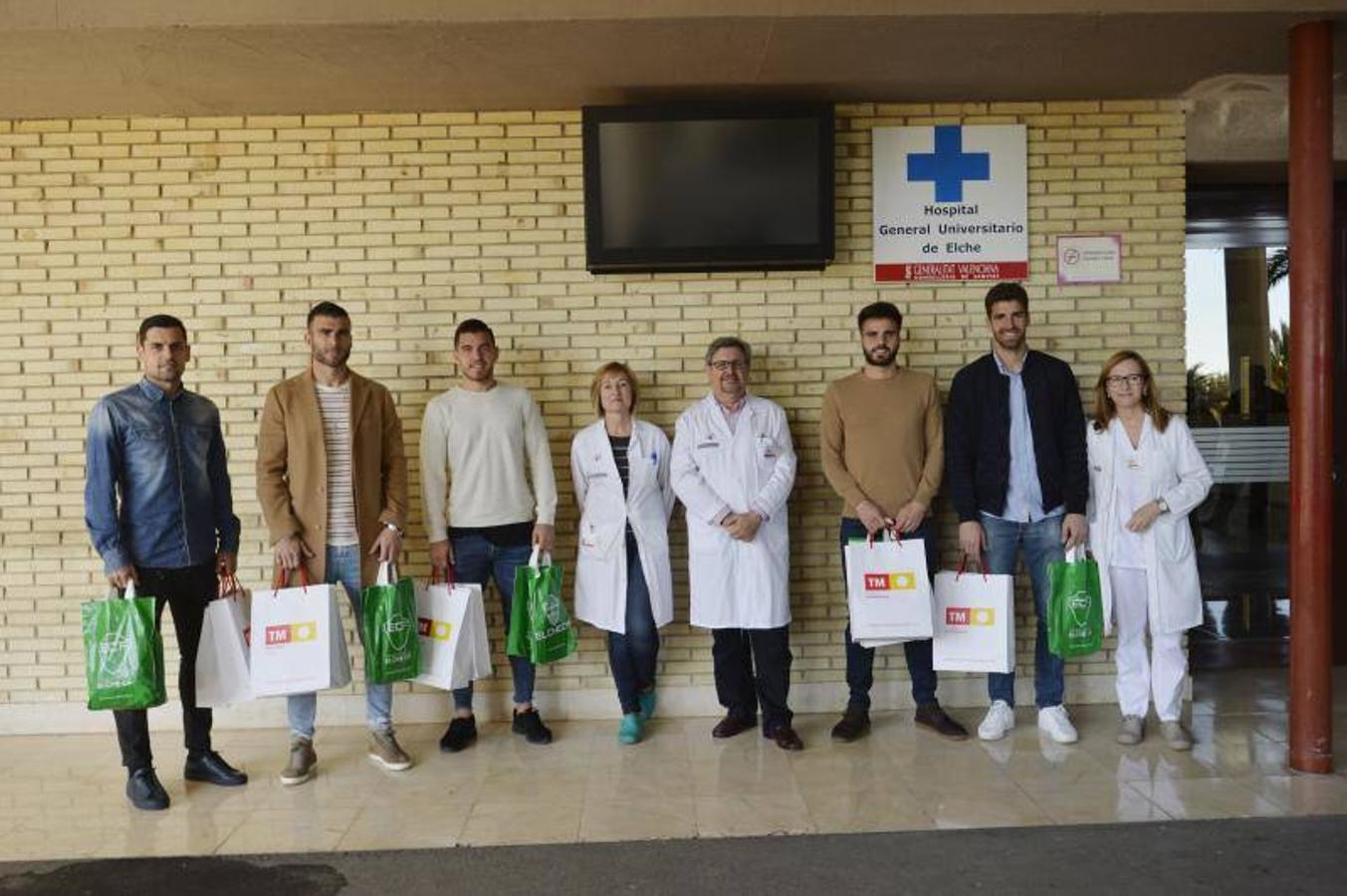 Los jugadores del Elche y la peña El Raval visitan a los menores ingresados