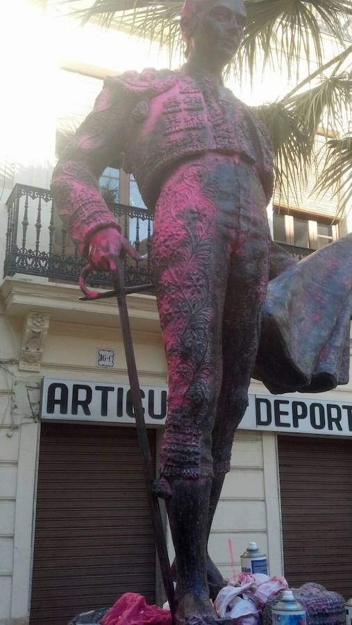 Pintan de rosa la estatua de Enrique Ponce en Chiva