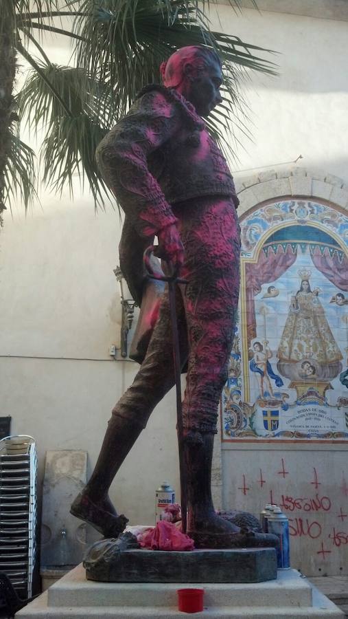 Pintan de rosa la estatua de Enrique Ponce en Chiva