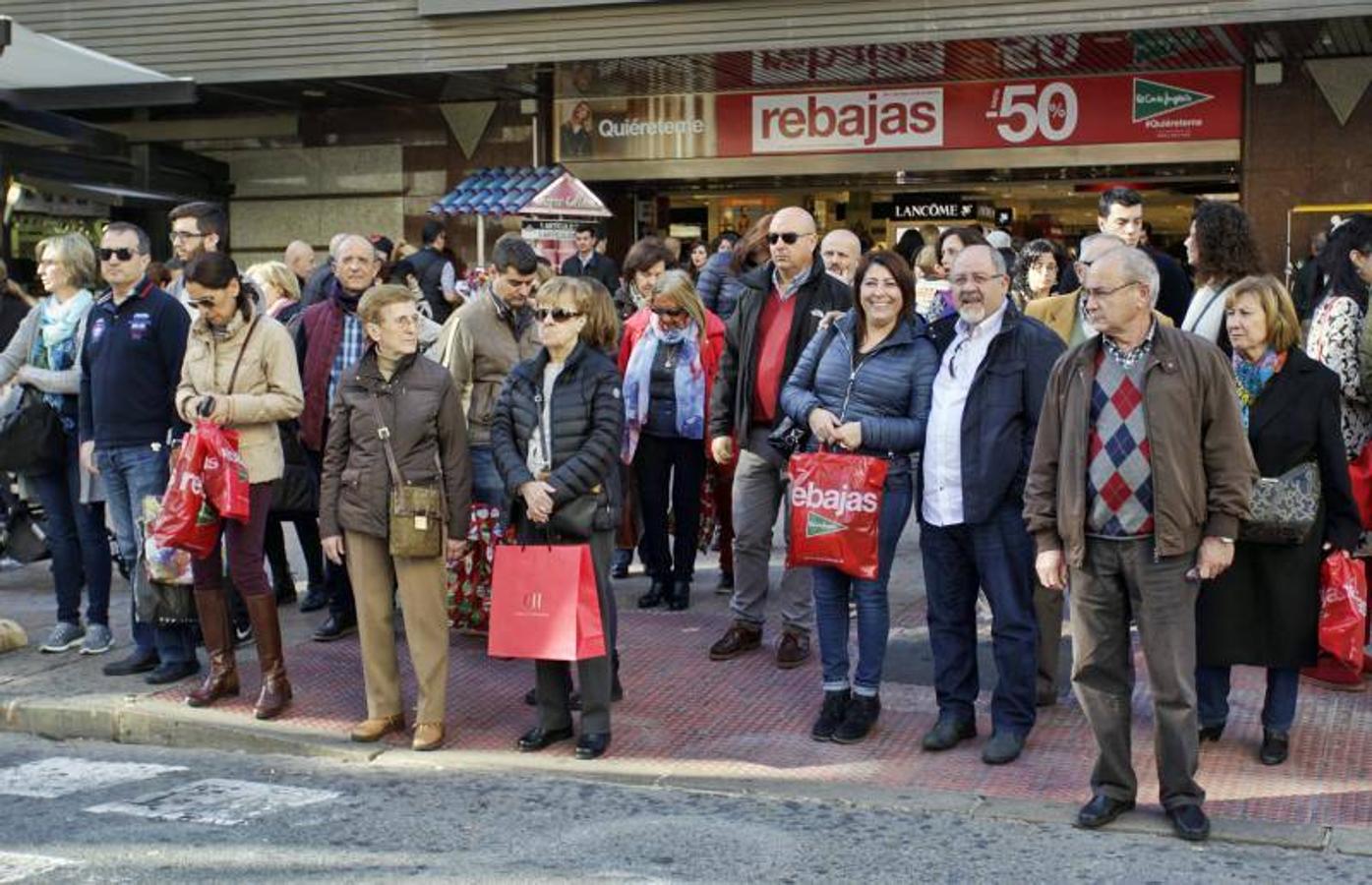 Fotos del primer día de rebajas de invierno en Valencia en 2017