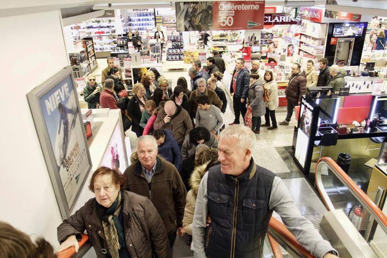 Fotos del primer día de rebajas de invierno en Valencia en 2017