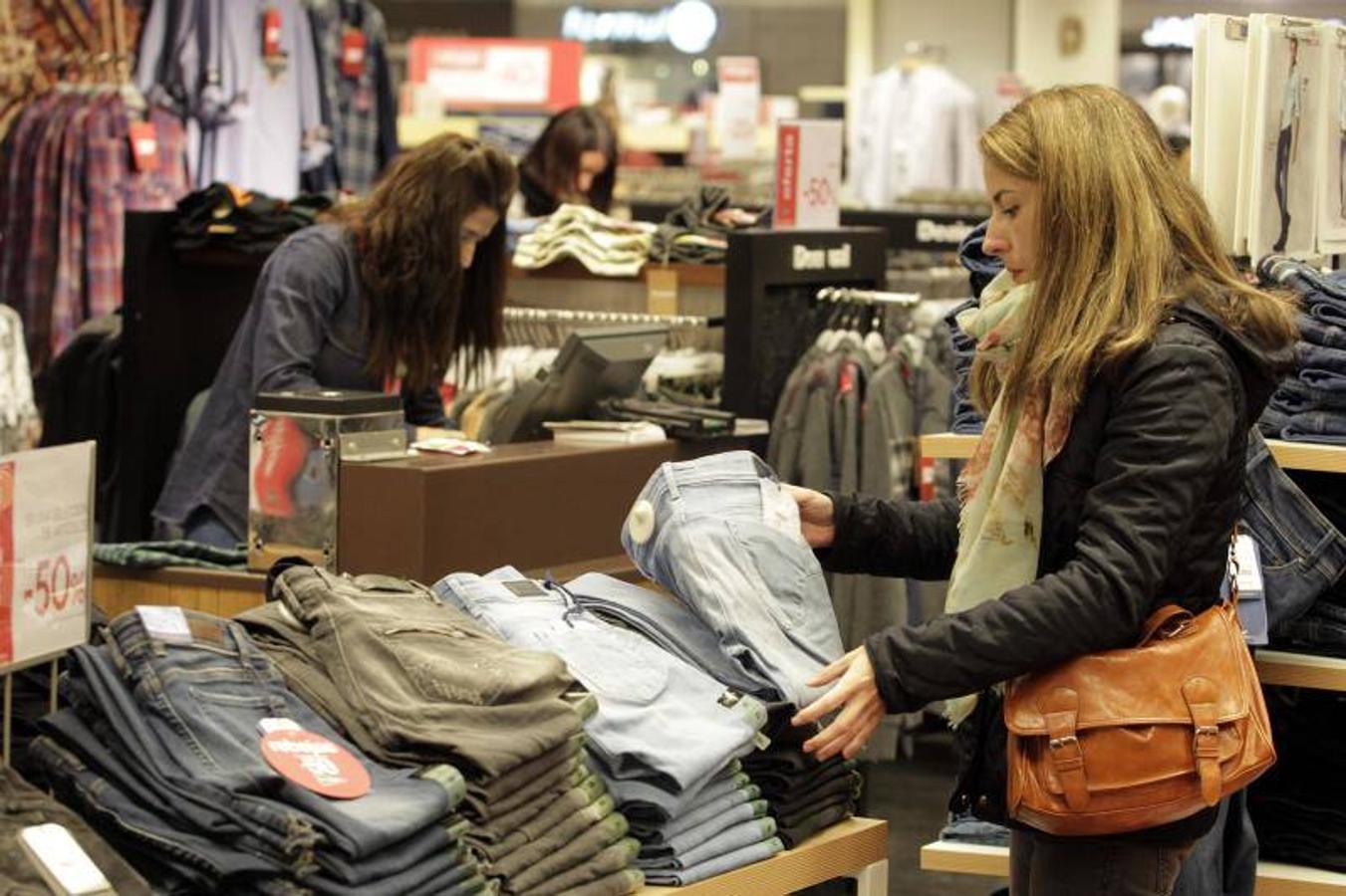 Fotos del primer día de rebajas de invierno en Valencia en 2017