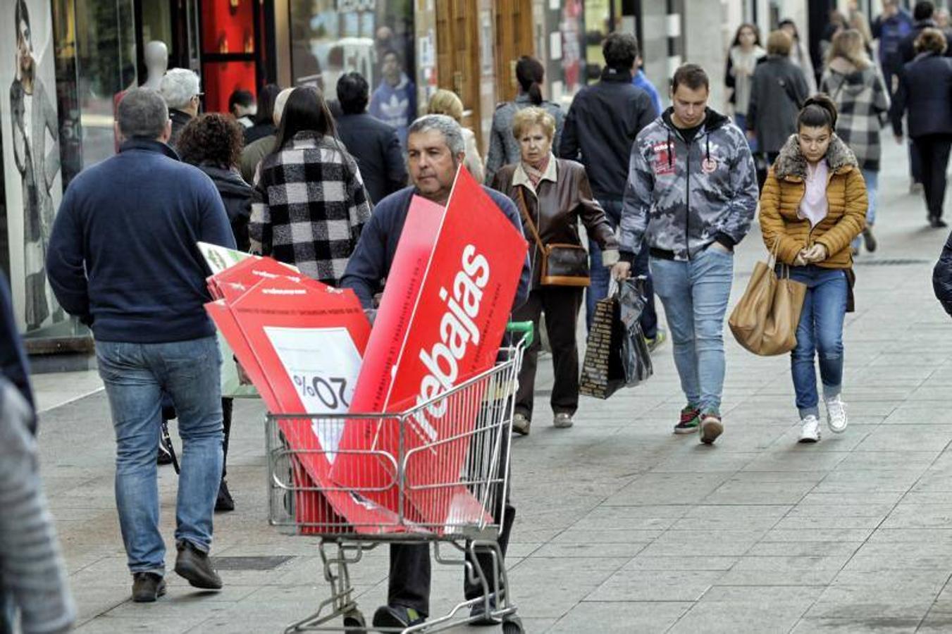 Fotos del primer día de rebajas de invierno en Valencia en 2017