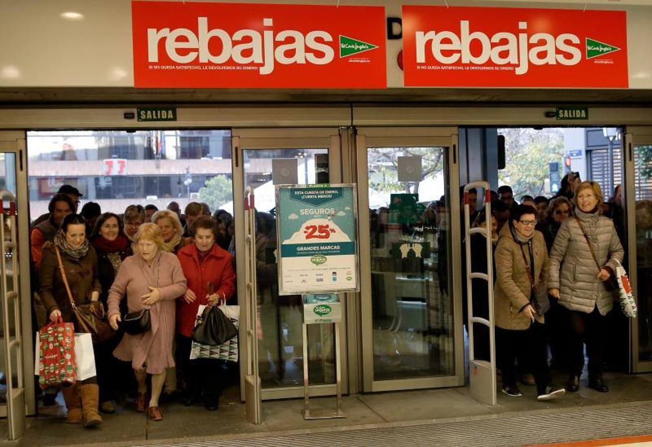 Fotos del primer día de rebajas de invierno en Valencia en 2017