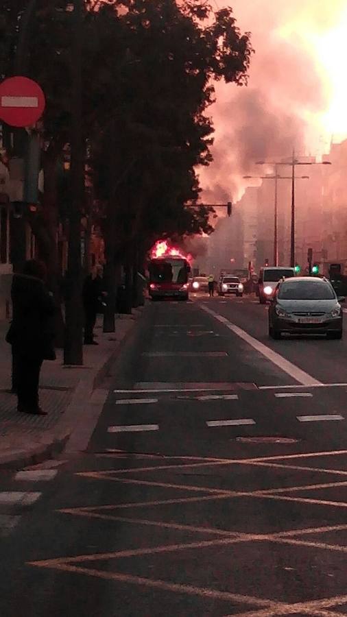 Fotos del autobús de la EMT que se ha incendiado en la avenida Peset Aleixandre de Valencia