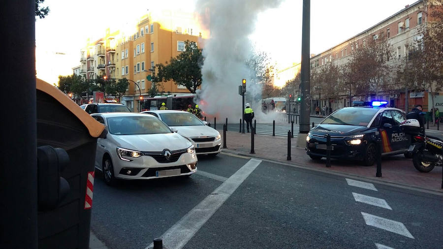 Fotos del autobús de la EMT que se ha incendiado en la avenida Peset Aleixandre de Valencia