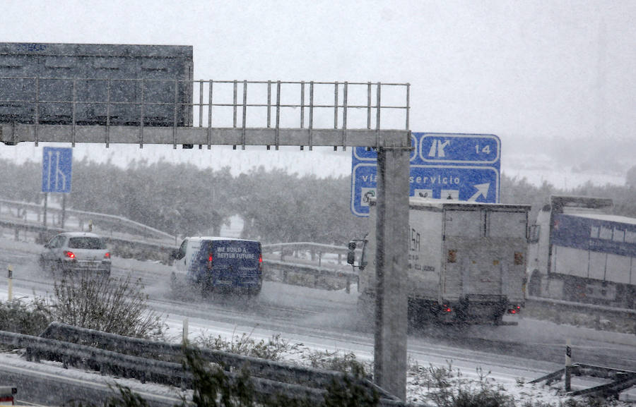 Carretera A35 y N-344 cerradas por la intensa nevada en Fuente la Higuera y Navalon.