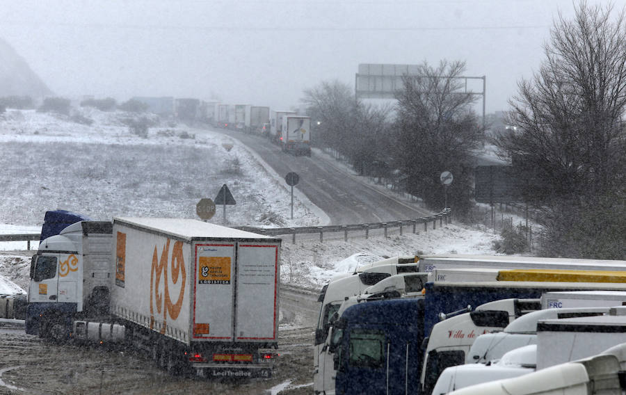 Carretera A35 y N-344 cerradas por la intensa nevada en Fuente la Higuera y Navalon.