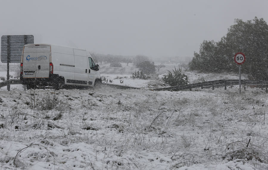 Carretera A35 y N-344 cerradas por la intensa nevada en Fuente la Higuera y Navalon.