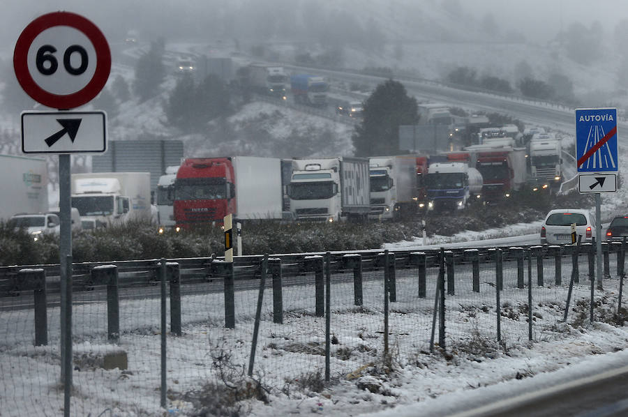 Carretera A35 y N-344 cerradas por la intensa nevada en Fuente la Higuera y Navalon.