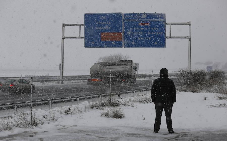 Carretera A35 y N-344 cerradas por la intensa nevada en Fuente la Higuera y Navalon.