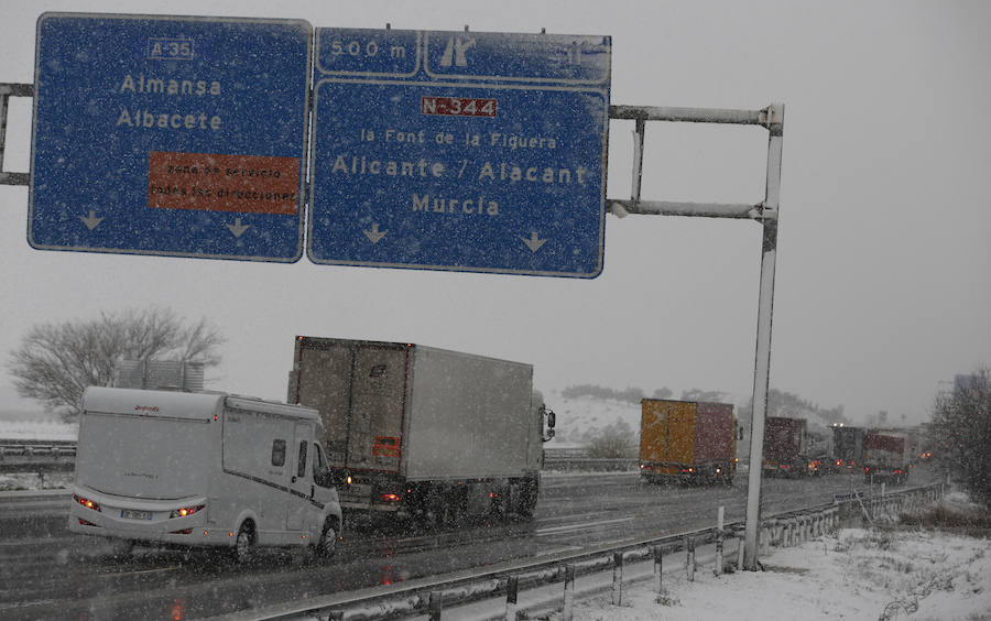 Carretera A35 y N-344 cerradas por la intensa nevada en Fuente la Higuera y Navalon.