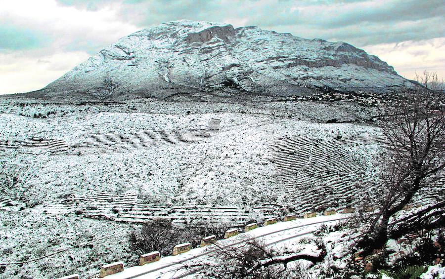 Un manto blanco se extiende por la montaña del Montgó